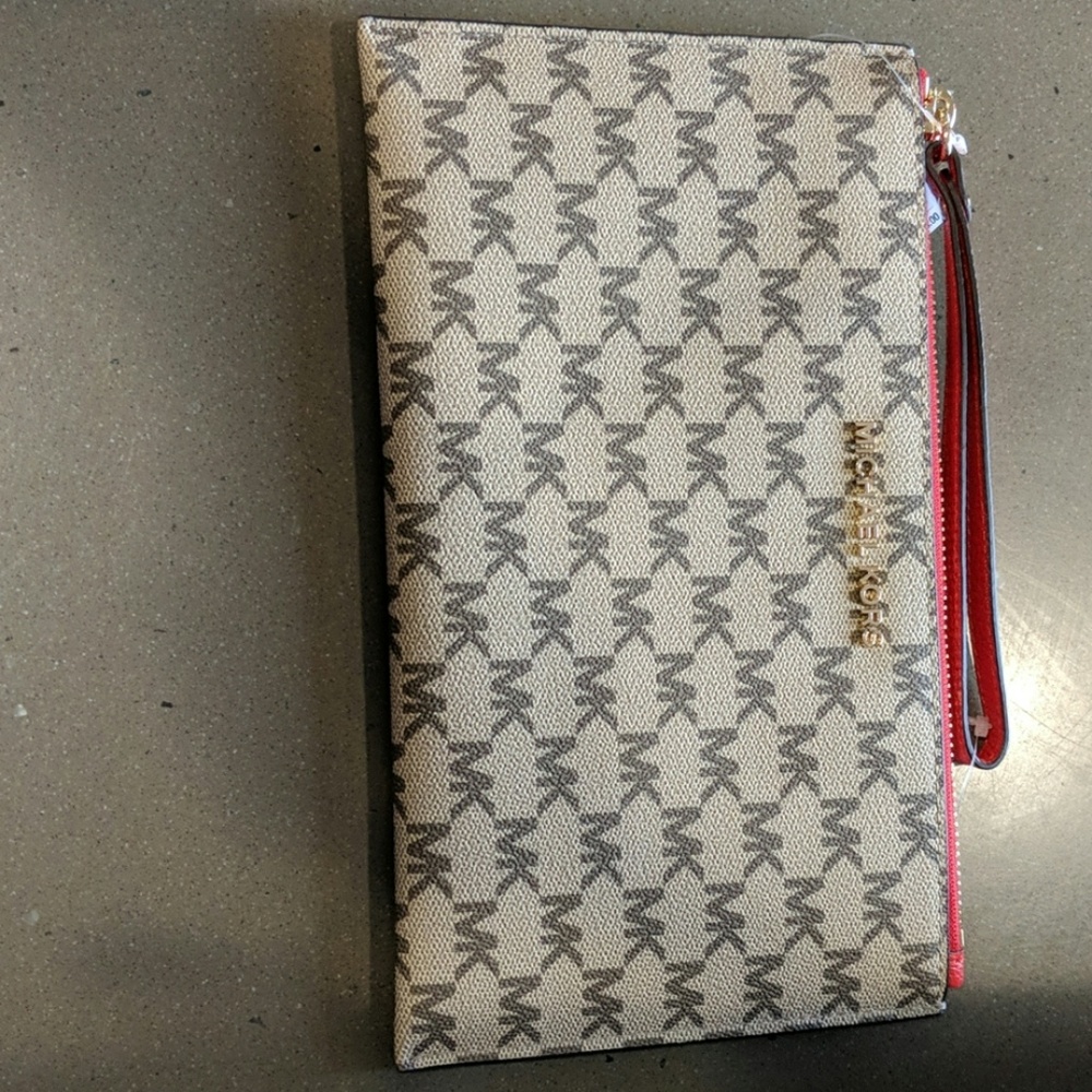 Michael Kors jet set item large zip clutch